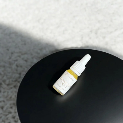 Huile parfumée d’intérieur aux notes boisées présentée dans un univers sobre et élégant, idée cadeau raffinée pour créer une ambiance structurée – KoolKado