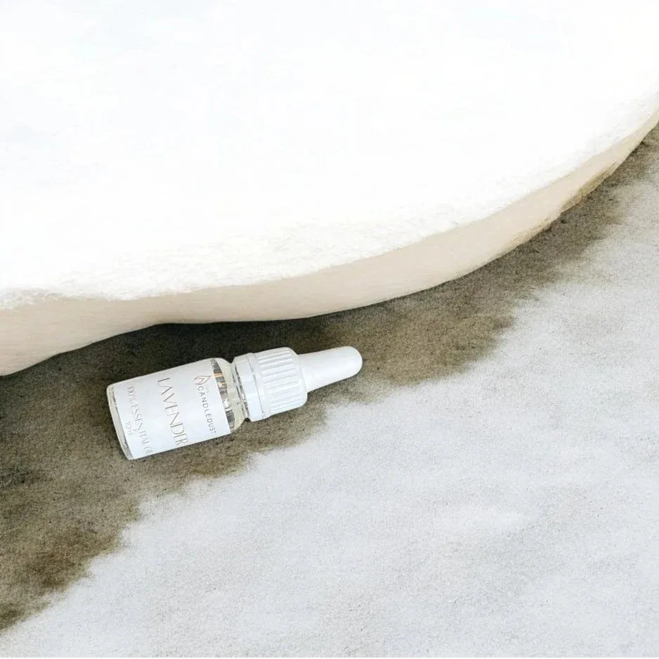 Détail de la pipette d’une huile parfumée d’intérieur pour un dosage précis, idée cadeau raffinée pour parfumer la maison – KoolKado