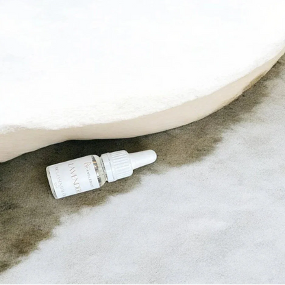 Détail de la pipette d’une huile parfumée d’intérieur pour un dosage précis, idée cadeau raffinée pour parfumer la maison – KoolKado