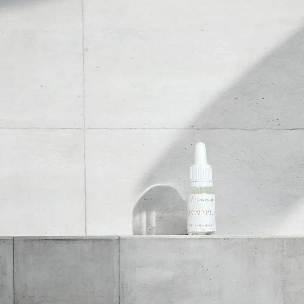Flacon d’huile parfumée d’intérieur à l’eucalyptus présenté seul, idée cadeau raffinée pour parfumer la maison avec fraîcheur – KoolKado