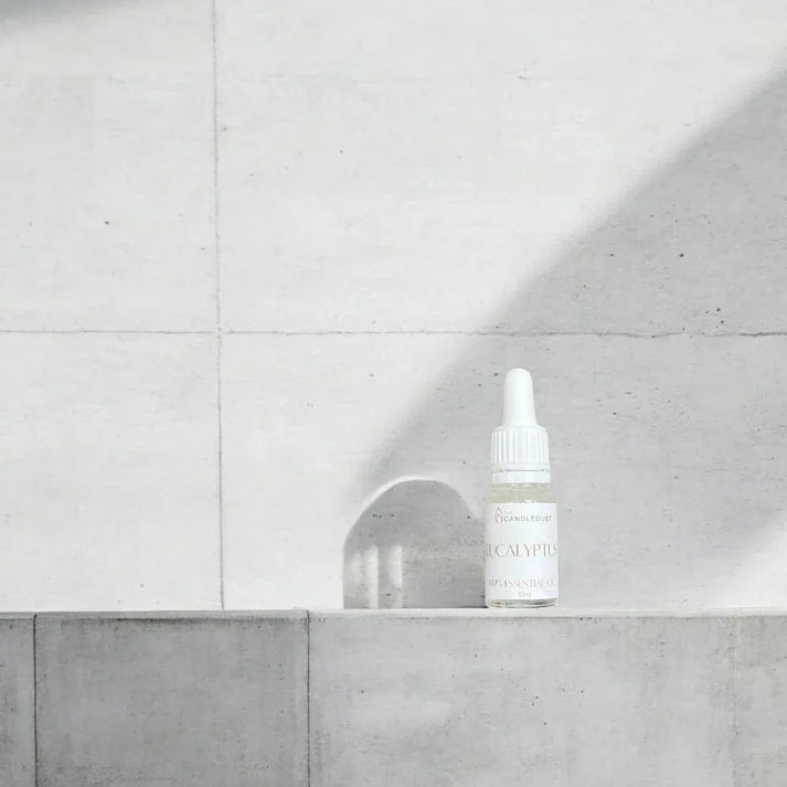 Flacon d’huile parfumée d’intérieur à l’eucalyptus présenté seul, idée cadeau raffinée pour parfumer la maison avec fraîcheur – KoolKado