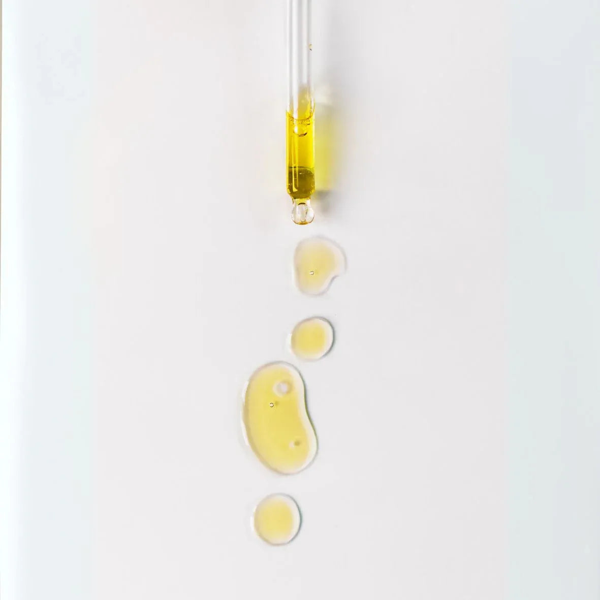 Gouttes d’huile parfumée d’intérieur fruitée illustrant la texture et la concentration, idée cadeau élégante pour sublimer une ambiance intérieure – KoolKado