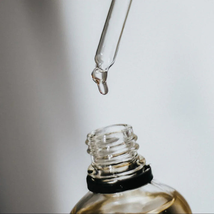 Détail de la pipette d’une huile parfumée d’intérieur fruitée permettant un dosage précis, idée cadeau élégante pour parfumer la maison avec justesse – KoolKado