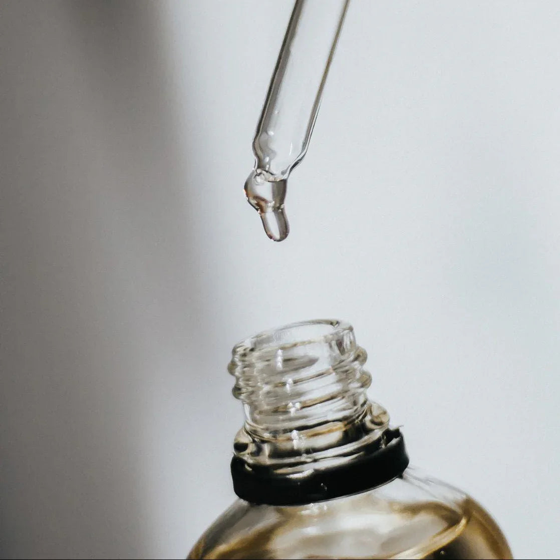 Détail de la pipette d’une huile parfumée d’intérieur fruitée permettant un dosage précis, idée cadeau raffinée pour parfumer la maison avec finesse – KoolKado