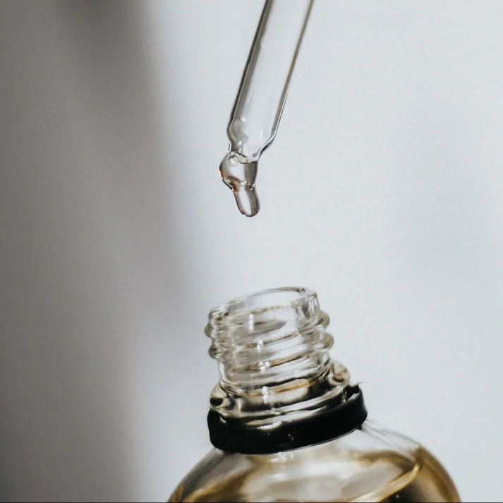 Détail de la pipette d’une huile parfumée d’intérieur fruitée permettant un dosage précis, idée cadeau raffinée pour parfumer la maison avec finesse – KoolKado