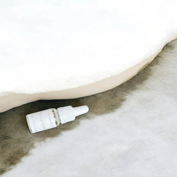 Détail du flacon et de la pipette d’une huile parfumée d’intérieur à la lavande, idée cadeau raffinée pour parfumer la maison avec douceur – KoolKado