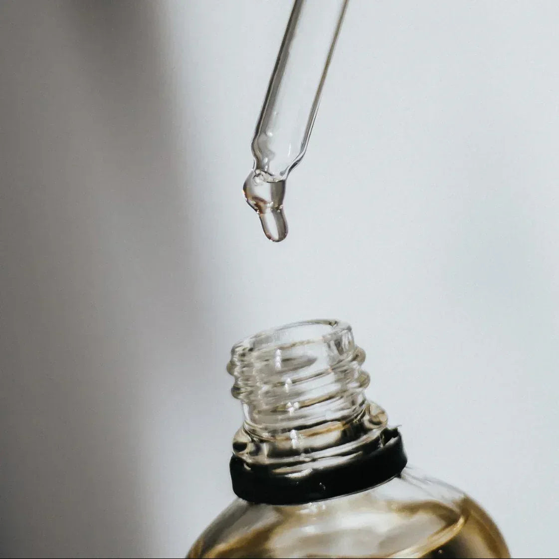 Détail de la pipette d’une huile parfumée d’intérieur permettant un dosage précis, idée cadeau élégante pour parfumer l’intérieur avec subtilité – KoolKado