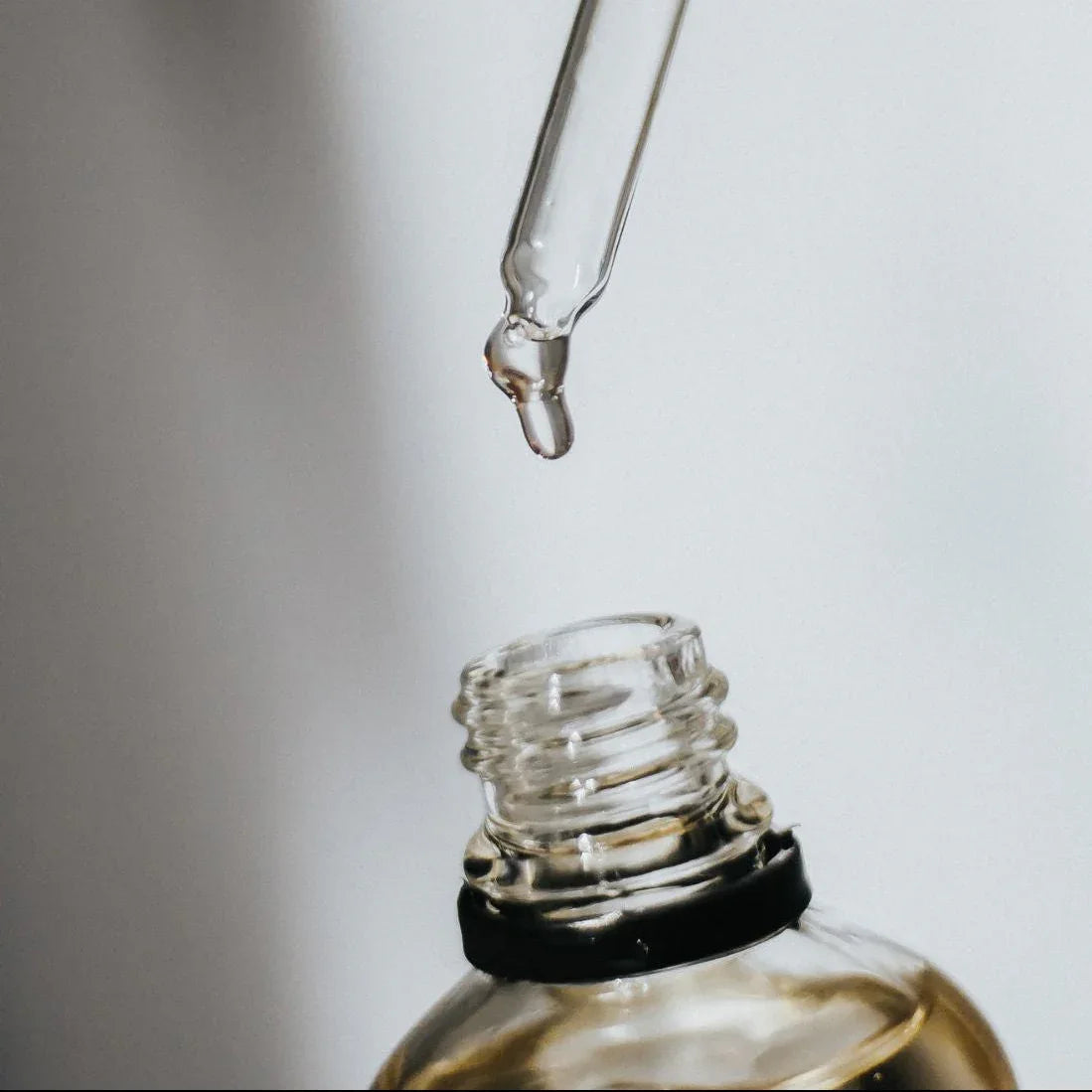 Détail de la pipette d’une huile parfumée d’intérieur orientale pour un dosage précis, idée cadeau élégante pour parfumer la maison avec justesse – KoolKado