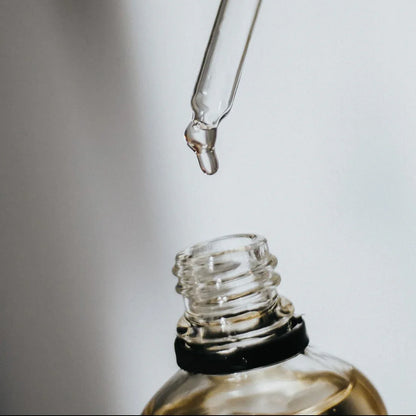 Détail de la pipette d’une huile parfumée d’intérieur orientale pour un dosage précis, idée cadeau élégante pour parfumer la maison avec justesse – KoolKado