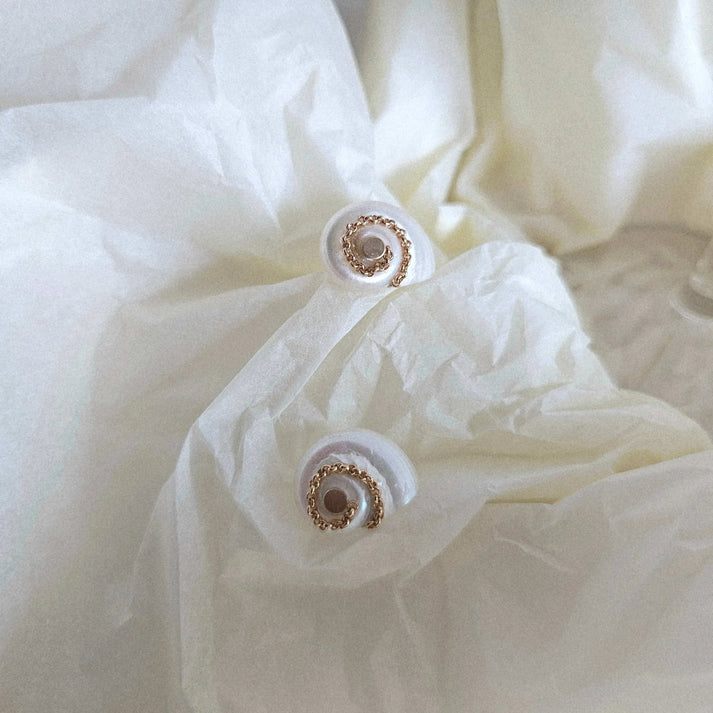 Idées cadeaux bijoux femme : boucles en coquillages naturels plaqués or GISEL B en mise en scène poétique