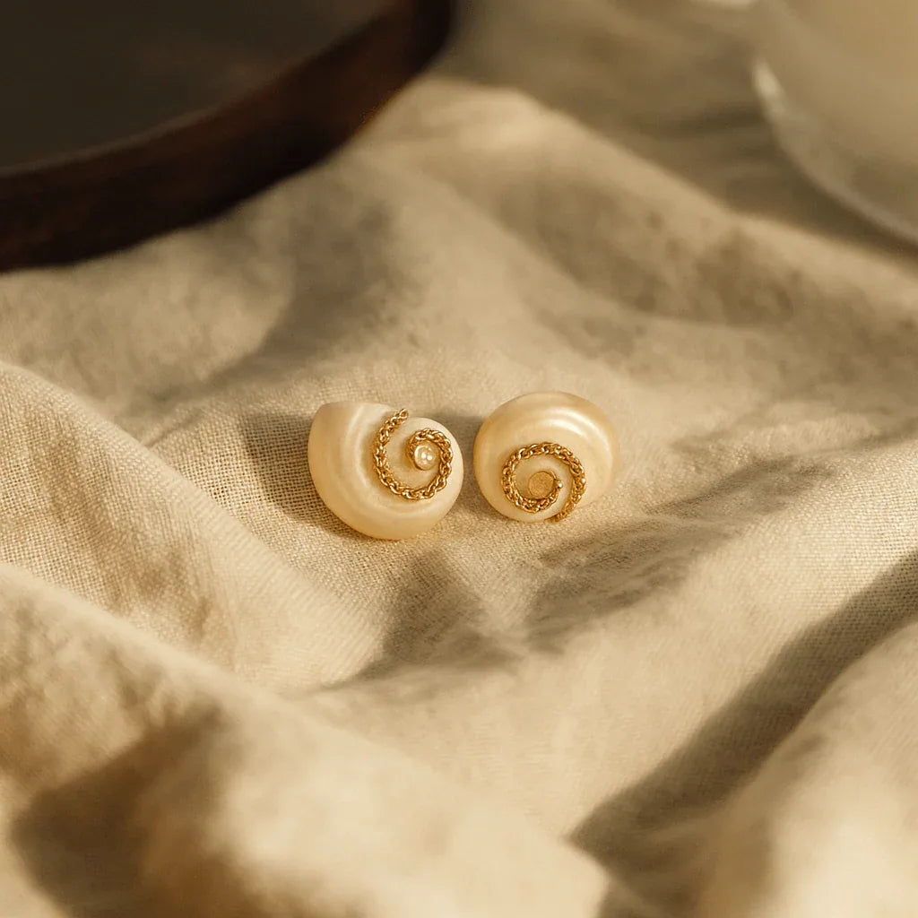 Idées cadeaux bijoux femme : détail des boucles en véritables coquillages plaqués or, finition artisanale