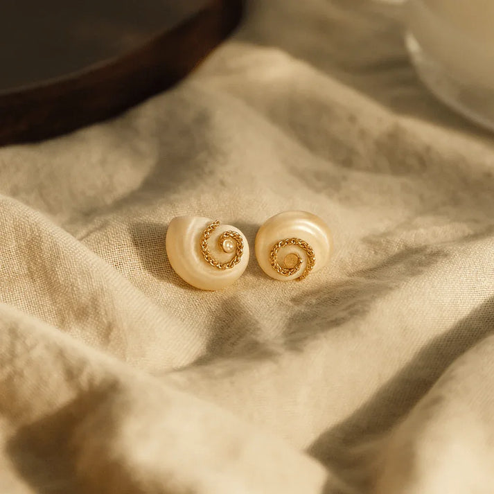 Idées cadeaux bijoux femme : détail des boucles en véritables coquillages plaqués or, finition artisanale