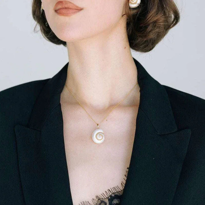 Idées cadeaux pour femme : boucles d’oreilles en coquillages naturels GISEL B portées, style élégant et lumineux