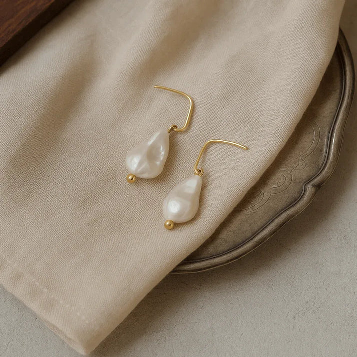 Idées cadeaux bijoux femme : boucles Léane en perles flamme baroques, création artisanale Française élégante signée GISEL B.