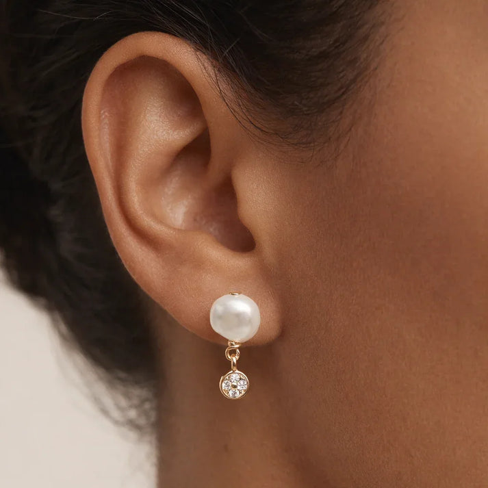 Idées cadeaux pour femme : boucles Teri portées, perles de culture et or 14k recyclé, bijou fin et lumineux