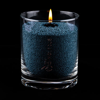 Idées cadeaux bougie décorative Candledust allumée, couleur gris anthracite, parfaite pour créer une ambiance moderne et raffinée à la maison.