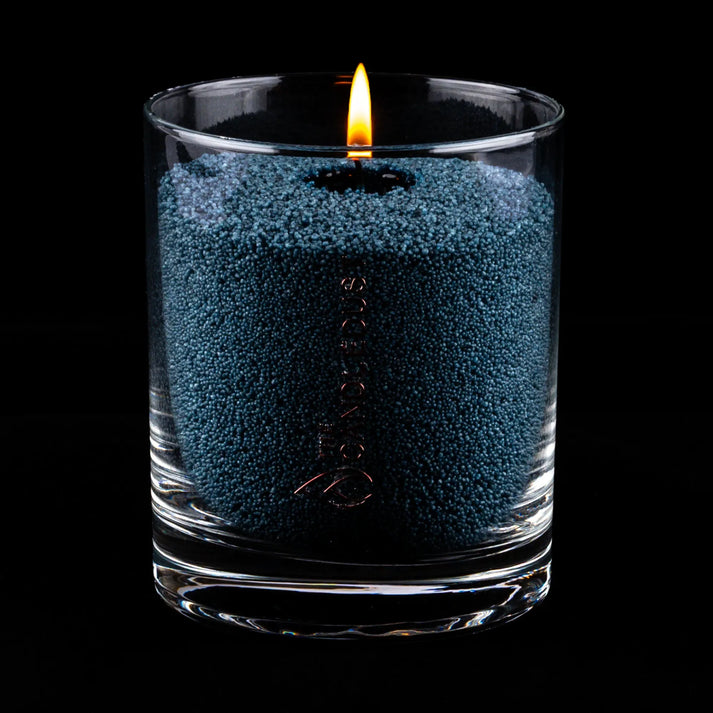 Idées cadeaux bougie décorative Candledust allumée, couleur gris anthracite, parfaite pour créer une ambiance moderne et raffinée à la maison.