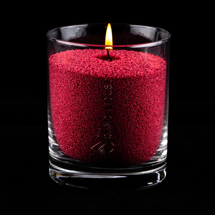 Idées cadeaux bougie décorative Candledust allumée, couleur rouge sangria, parfaite pour créer une ambiance raffinée et conviviale à la maison.