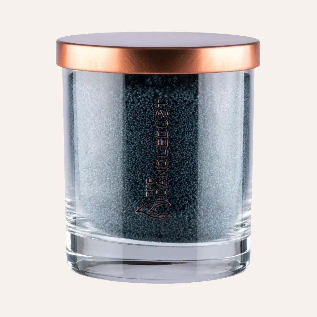 Idées cadeaux bougie décorative sable gris anthracite Candledust en verre, idéale pour une décoration de maison élégante et contemporaine.
