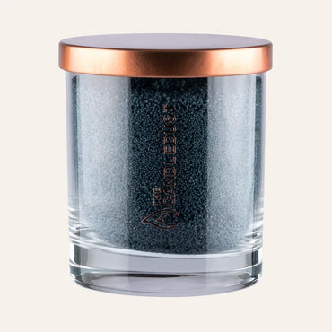 Idées cadeaux bougie décorative sable gris anthracite Candledust en verre, idéale pour une décoration de maison élégante et contemporaine.