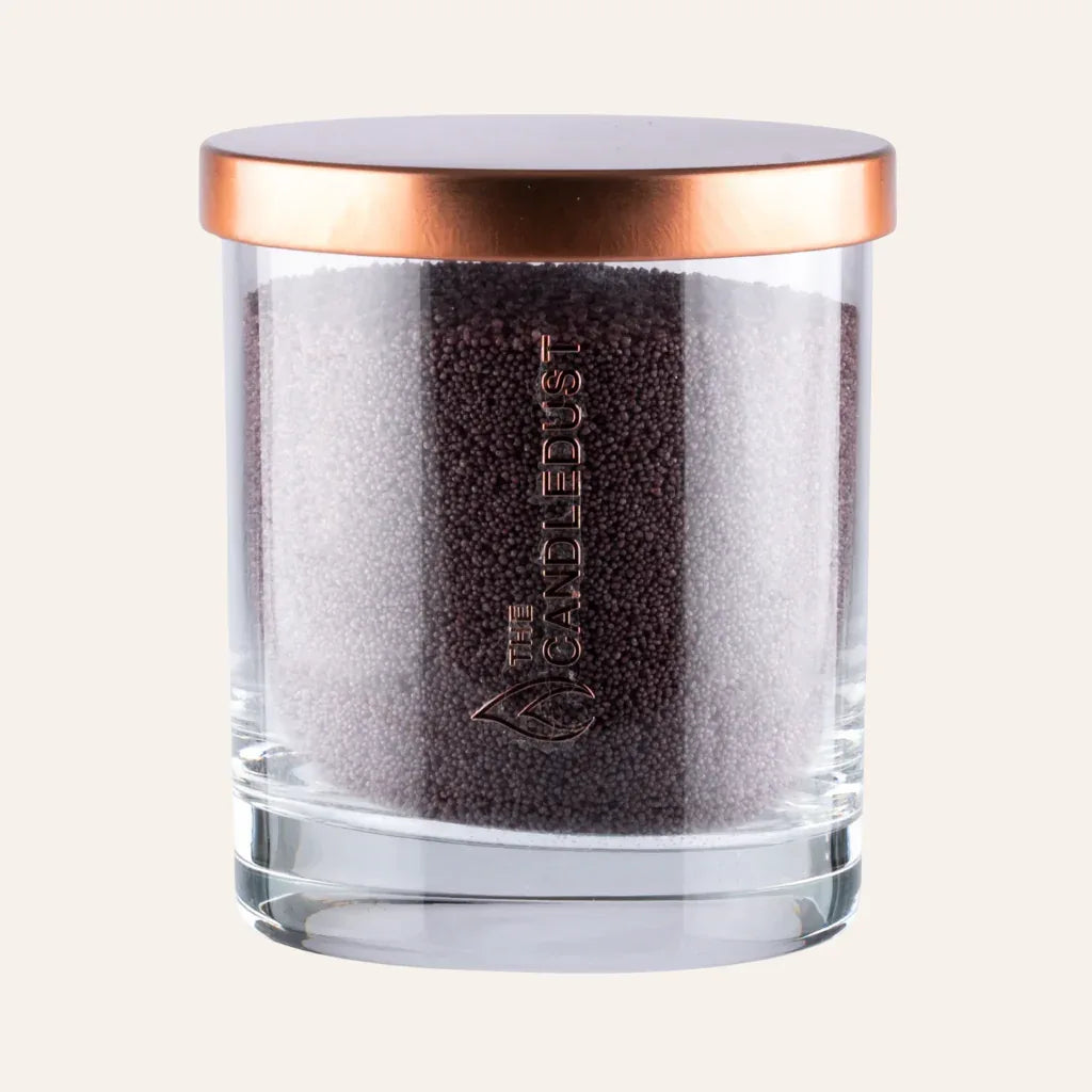 Idées cadeaux bougie décorative sable lilas foncé Candledust en verre, idéale pour une décoration de maison élégante et raffinée.