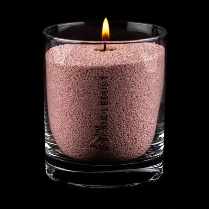 Idées cadeaux bougie décorative Candledust allumée, couleur sable nude, parfaite pour créer une ambiance apaisante et raffinée à la maison.
