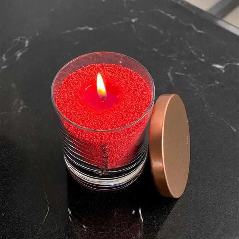 Idées cadeaux bougie décorative Candledust en verre sable rouge, mise en situation dans une décoration intérieure élégante.