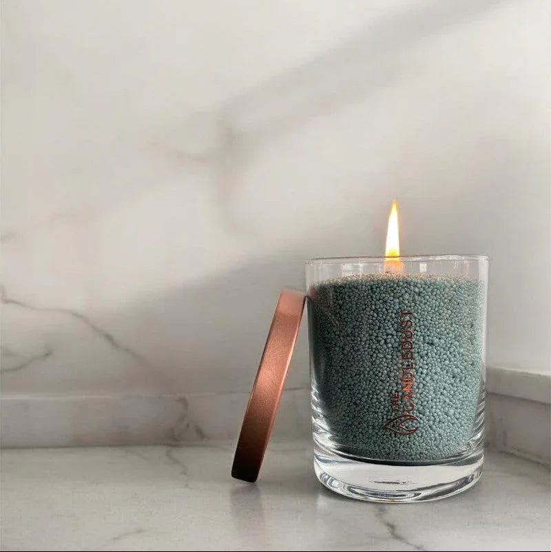 Idées cadeaux bougie décorative Candledust en verre vert émeraude, mise en situation dans une décoration intérieure raffinée.