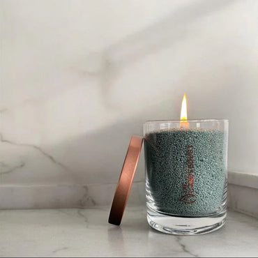Idées cadeaux bougie décorative Candledust en verre vert émeraude, mise en situation dans une décoration intérieure raffinée.