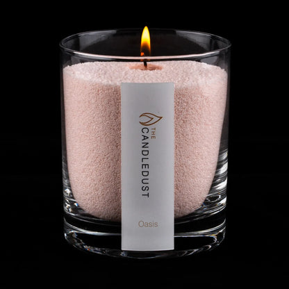 Idées cadeaux pour adulte : bougie parfumée Agrumes & Épices Candledust allumée sur fond sombre, mettant en valeur son caractère moderne