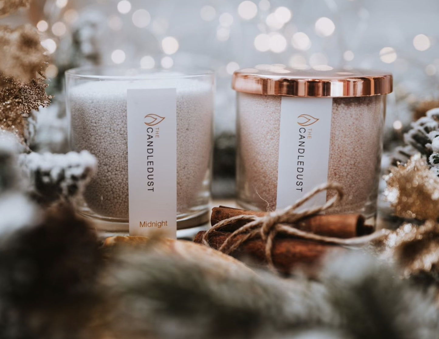 Idées cadeaux pour adulte : bougie parfumée Champagne & Rhubarbe Candledust allumée dans une ambiance festive et chaleureuse