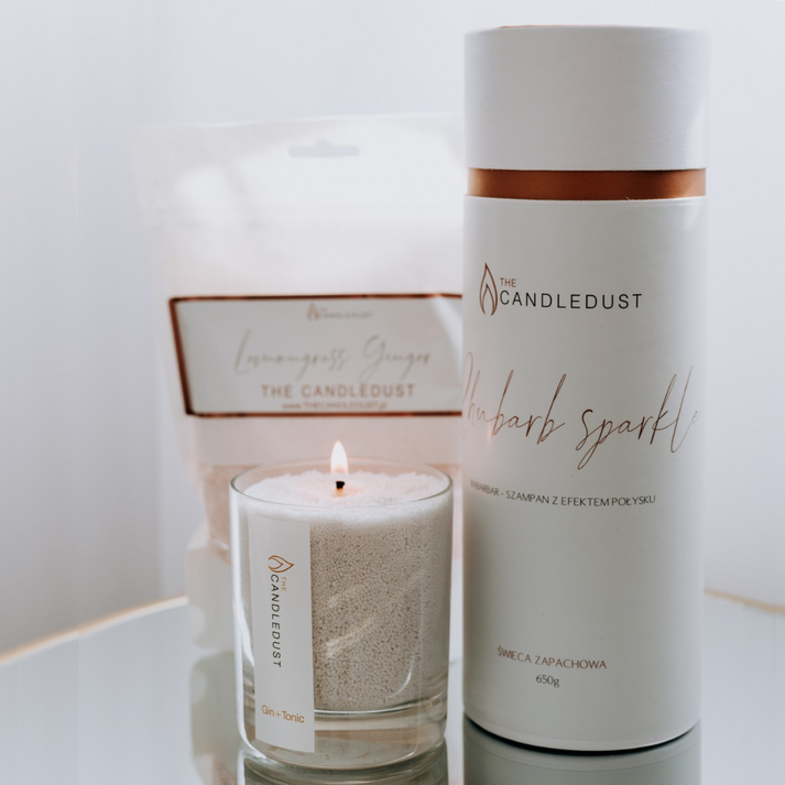 Idées cadeaux pour adulte : bougie parfumée Champagne & Rhubarbe Candledust intégrée dans une décoration naturelle et raffinée