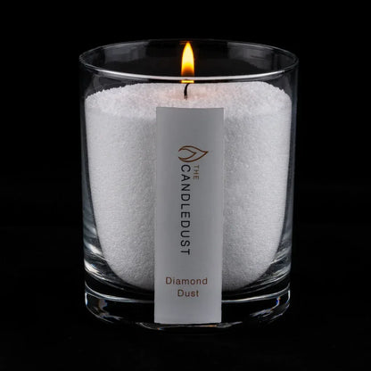 Idées cadeaux pour adulte : bougie parfumée Diamond Dust Candledust allumée, mise en valeur sur fond sombre pour souligner ses notes épicées et boisées