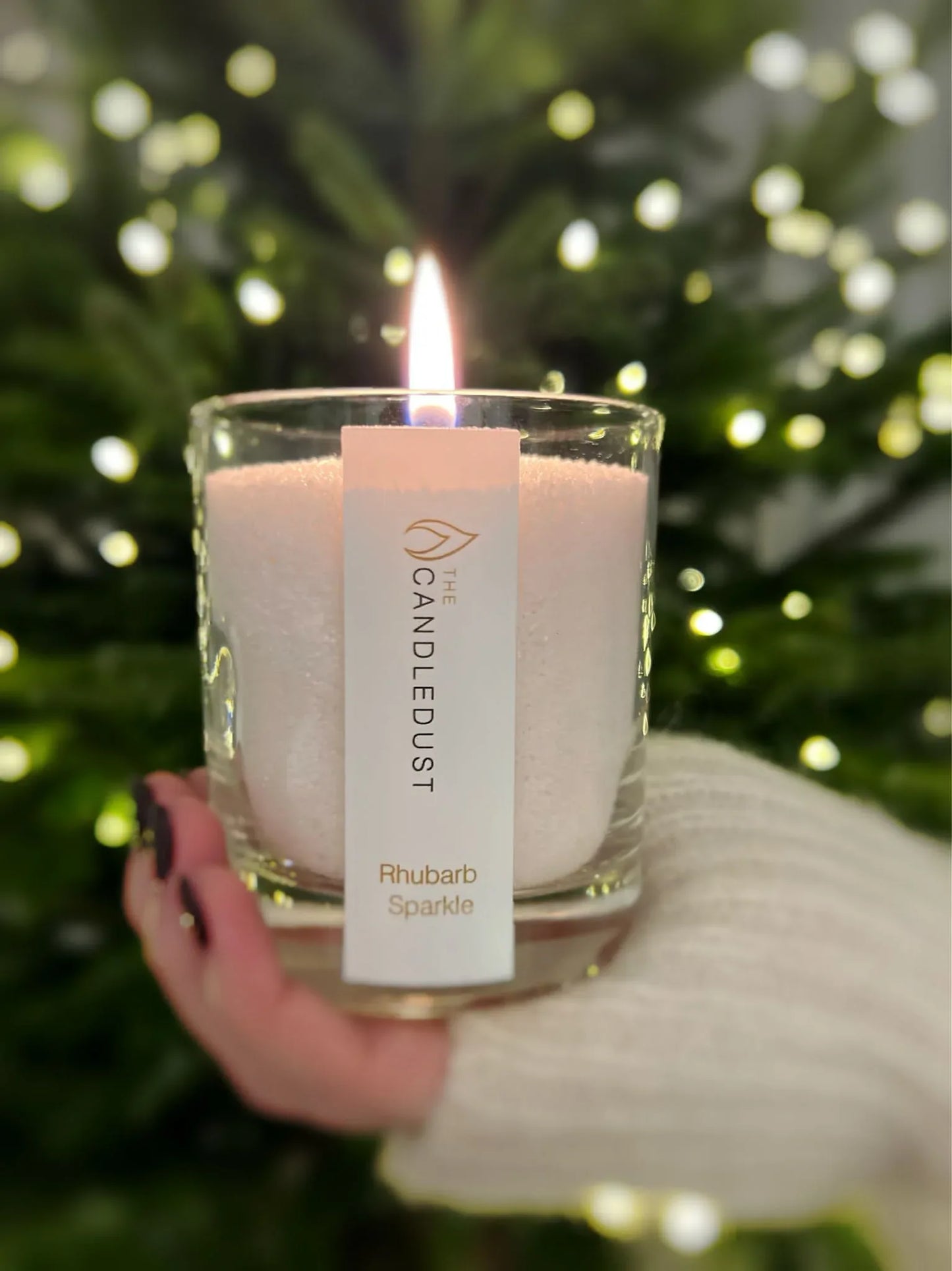 Idées cadeaux pour adulte : bougie parfumée Lemongrass Ginger Candledust allumée dans une ambiance festive et naturelle
