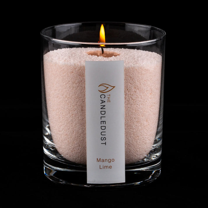 Idées cadeaux pour adulte : bougie parfumée Lemongrass Ginger Candledust allumée, mise en valeur sur fond sombre raffiné