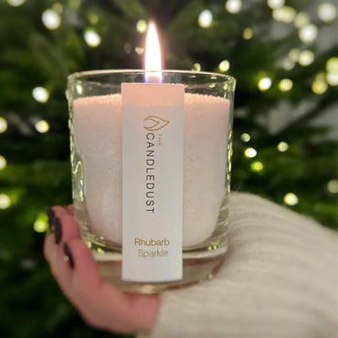 Idées cadeaux pour adulte : bougie parfumée Pomegranate Spice Candledust allumée dans une ambiance festive et chaleureuse