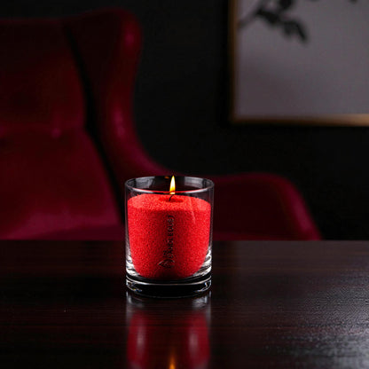 Idées cadeaux pour adulte : bougie parfumée Rosso Candledust allumée dans une ambiance intimiste et feutrée