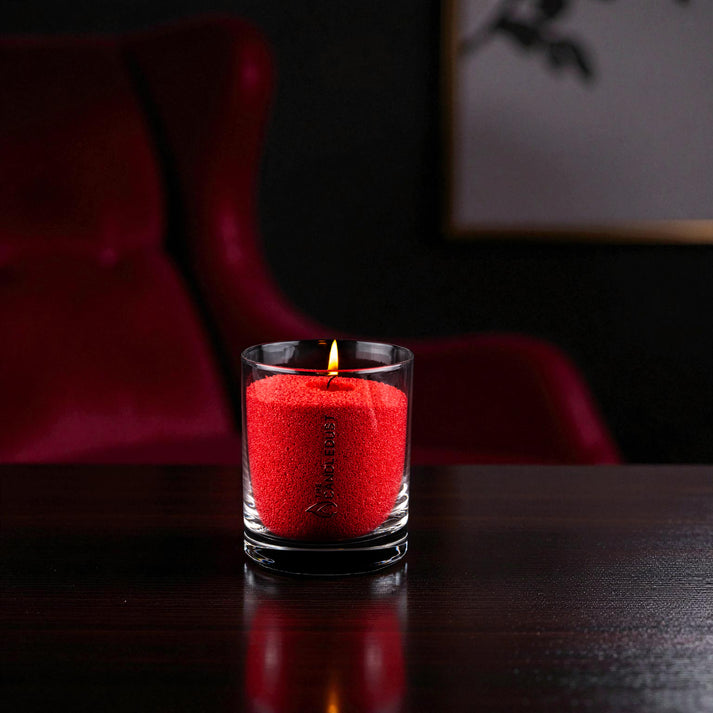 Idées cadeaux pour adulte : bougie parfumée Rosso Candledust allumée dans une ambiance intimiste et feutrée