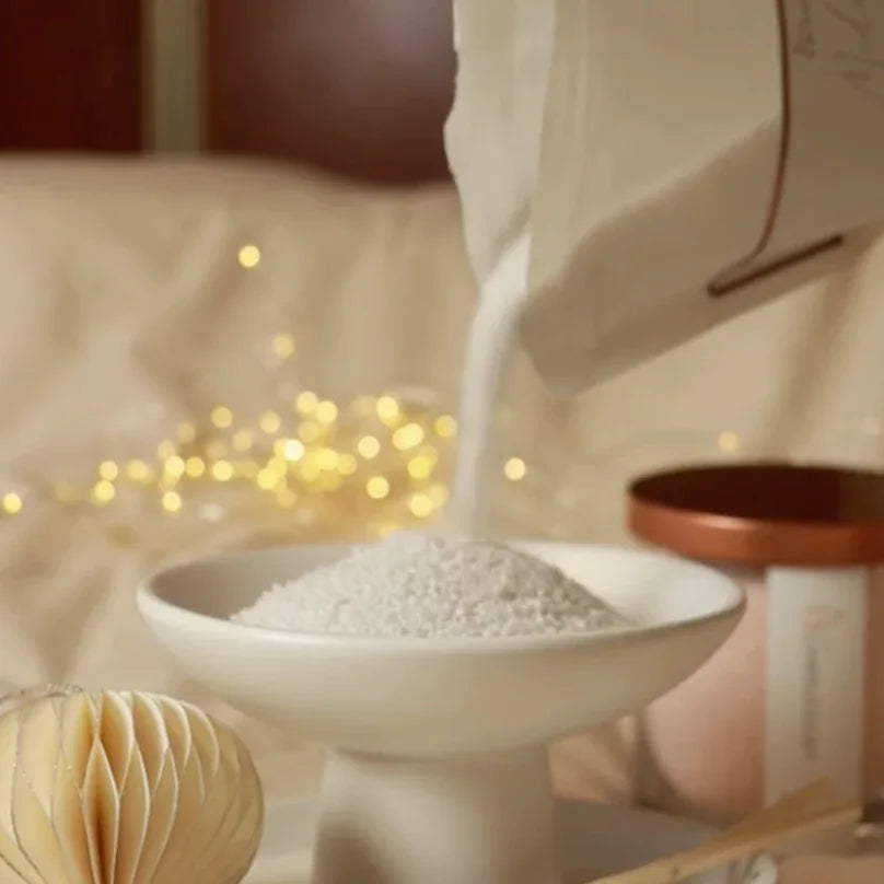 Idées cadeaux déco avec bougie en sable créant une ambiance douce, parfaite pour offrir à un couple ou à un amateur de décoration.