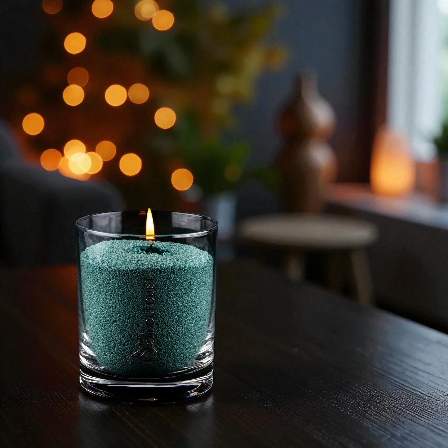 Idées cadeaux déco avec bougie en sable vert émeraude, parfaite pour créer une ambiance chaleureuse et sophistiquée.