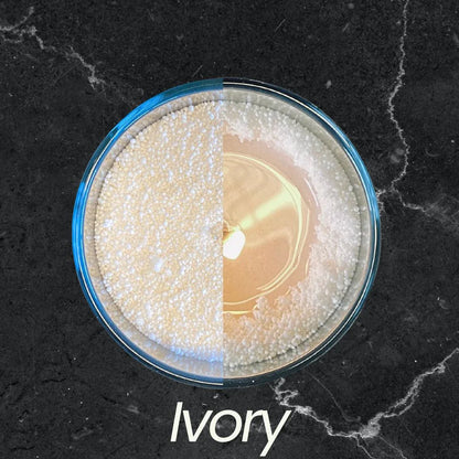 Idées cadeaux élégantes avec bougie en sable couleur ivoire, parfaites pour offrir une décoration raffinée.