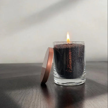 Idées cadeaux déco avec bougie en sable noir, parfaites pour créer une ambiance élégante et chaleureuse.