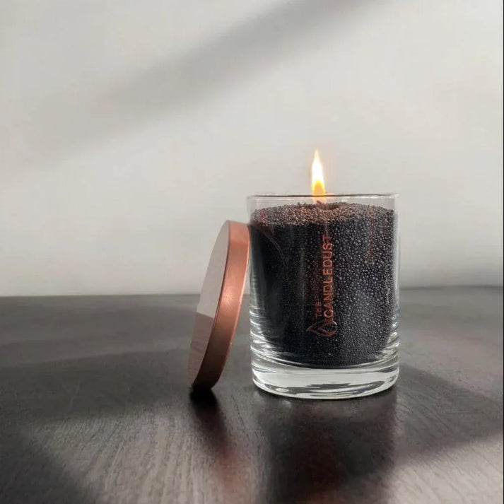 Idées cadeaux déco avec bougie en sable noir, parfaites pour créer une ambiance élégante et chaleureuse.