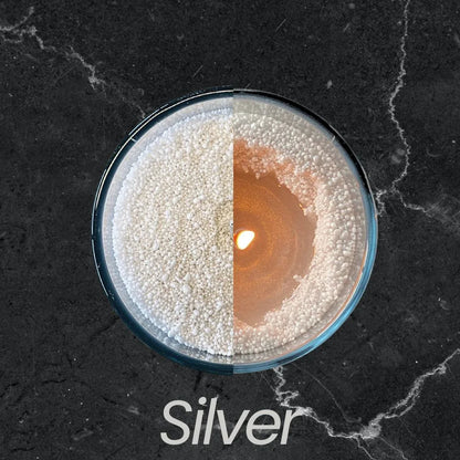 Idées cadeaux raffinées avec bougie en sable argenté, idéales pour offrir un objet décoratif moderne.