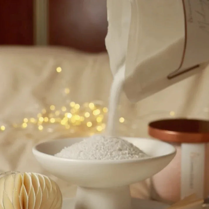 Idées cadeaux déco avec bougie en sable créant une ambiance douce, parfaite pour offrir un moment chaleureux.