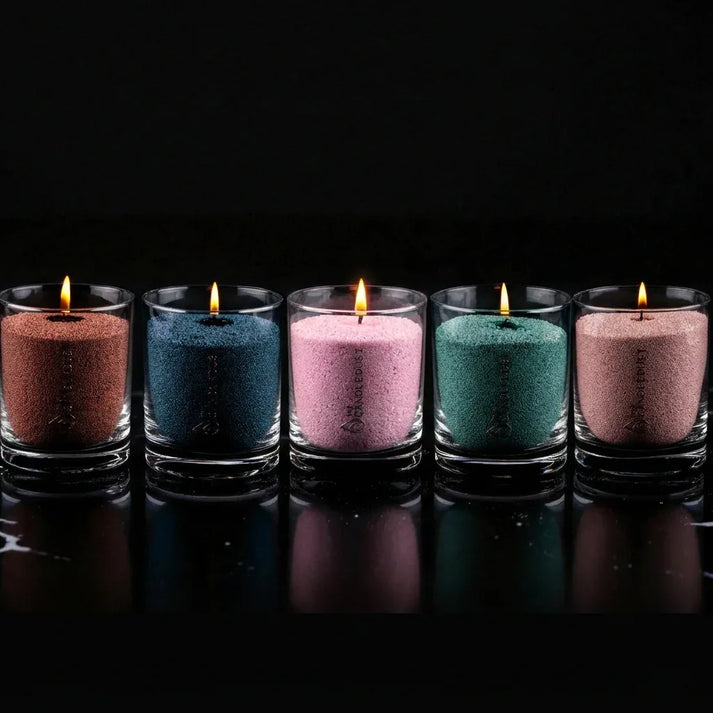 Idées cadeaux avec bougies en sable multicolores, idéales pour une personne qui aime les objets déco originaux.