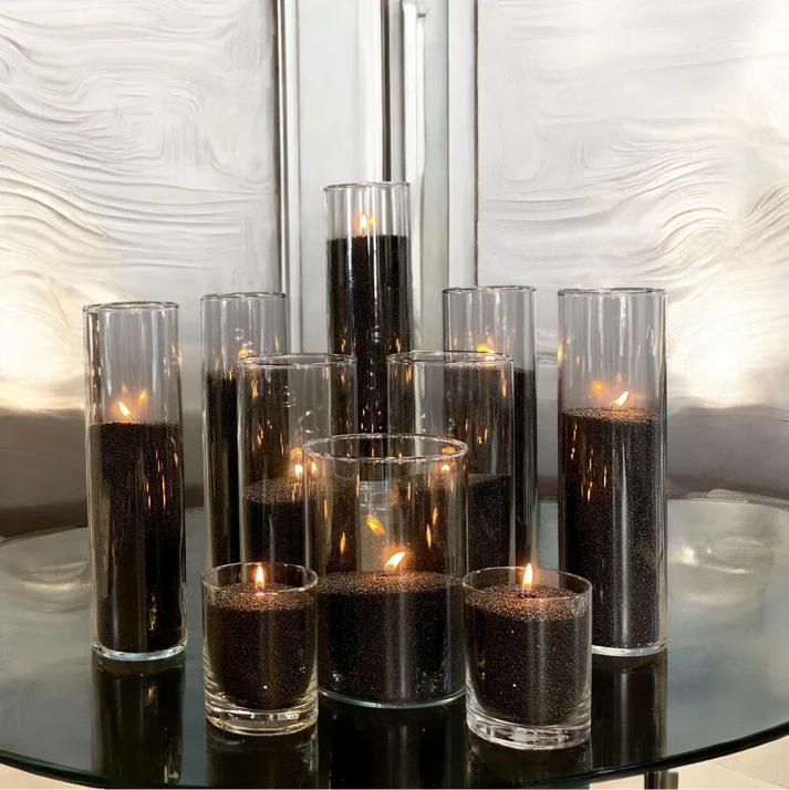 Idées cadeaux design avec bougies en sable noir, idéales pour offrir une décoration contemporaine et sophistiquée.