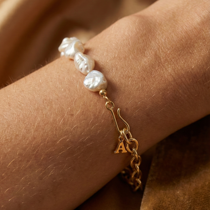 Idées cadeaux bijoux mixtes : bracelet en perles de culture baroques et chaîne dorée, idéal à offrir à une femme ou un homme élégant