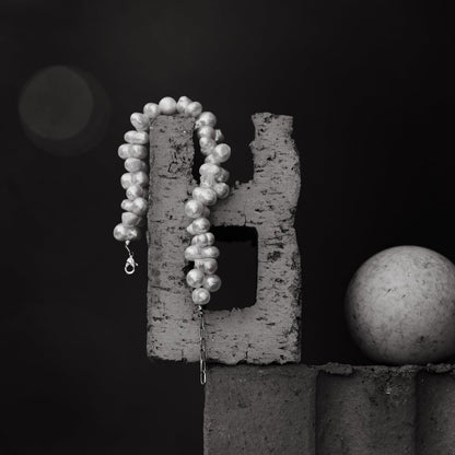 Idées cadeaux premium pour femme : bracelet de créateur en perles de culture, idéal à offrir à une femme qui aime les bijoux uniques