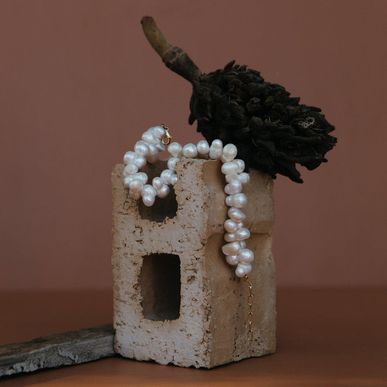 Idées cadeaux chic pour femme : bracelet en perles baroques dans une ambiance élégante, cadeau idéal pour un moment important